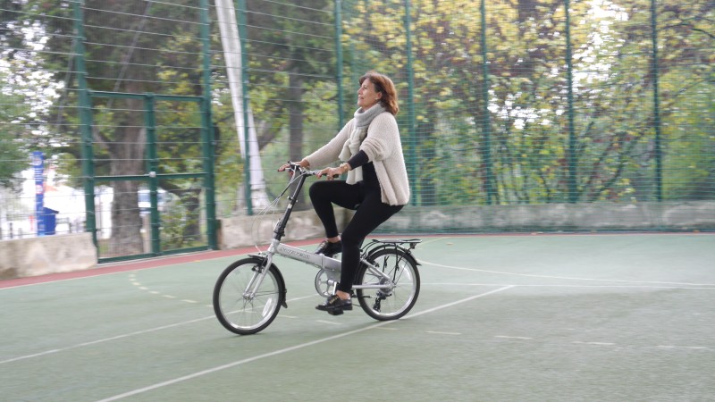 mulher a andar de bicicleta